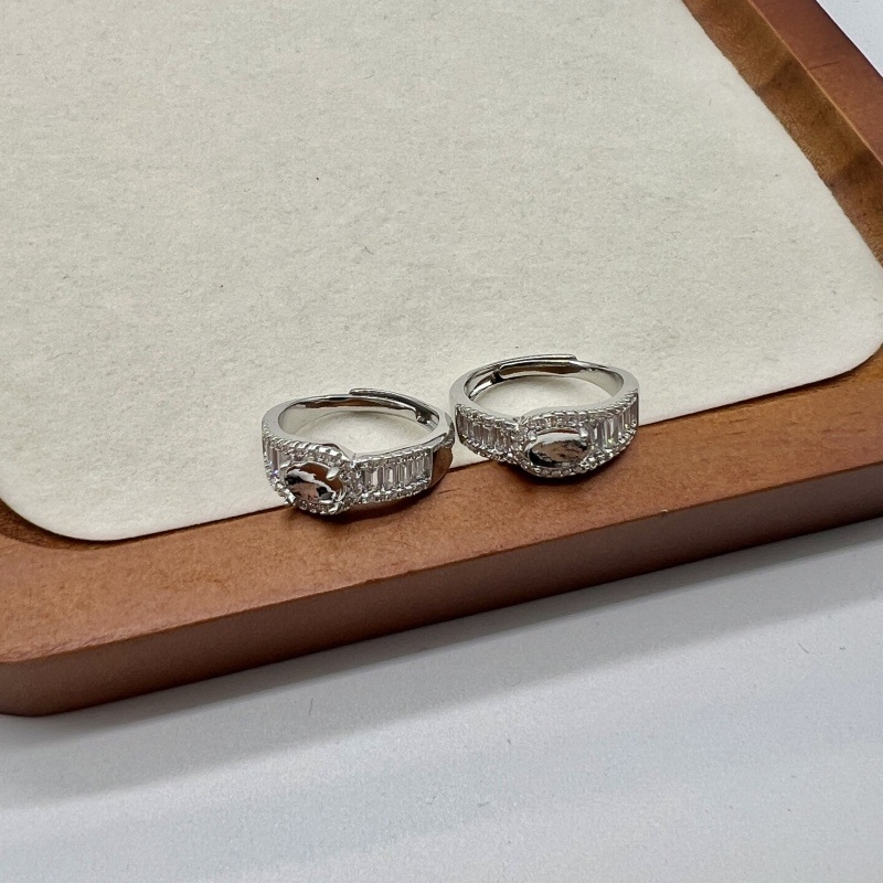 Postavka prstena s bakrenim premazom i ugradom jadea 4x6 mm, minimalistički geometrijski stil, elektroplatirani završni sloj