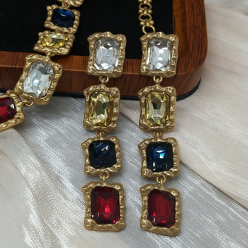 Set naušnica i ogrlica: geometrijski dizajn, legura, elektroplatiranje, lanac klavikularnog tipa, opseg 41–50 cm