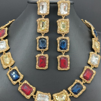 Set naušnica i ogrlica: geometrijski dizajn, legura, elektroplatiranje, lanac klavikularnog tipa, opseg 41–50 cm