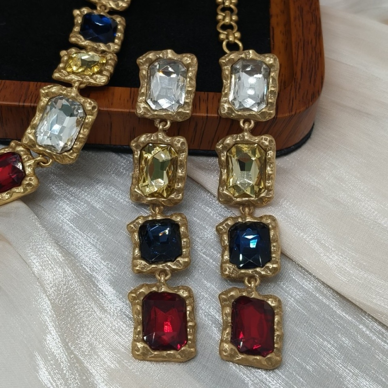 Set naušnica i ogrlica: geometrijski dizajn, legura, elektroplatiranje, lanac klavikularnog tipa, opseg 41–50 cm