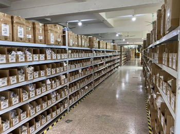 Nakit od kristala, geometrijski oblik, polirani završetak, brend Spring field