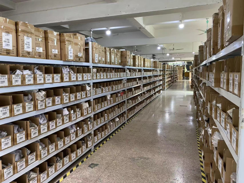 Nakit od kristala, geometrijski oblik, polirani završetak, brend Spring field