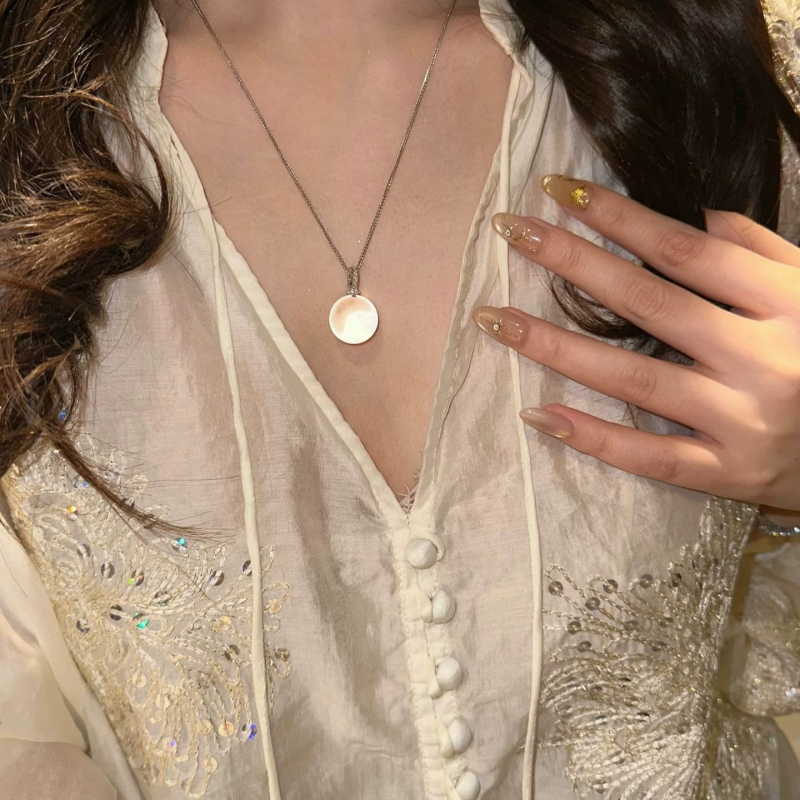 Nakit od kristala, geometrijski oblik, polirani završetak, brend Spring field