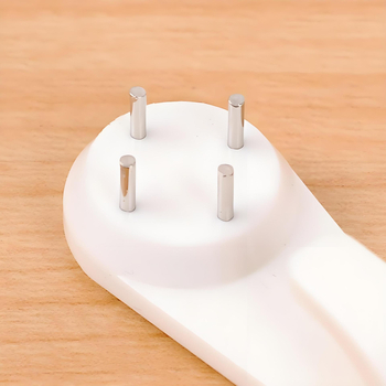 Zidni sat s modernim minimalističkim stilom, plastično kućište, plastični brojčanik, baterijsko napajanje, mehanički pogon