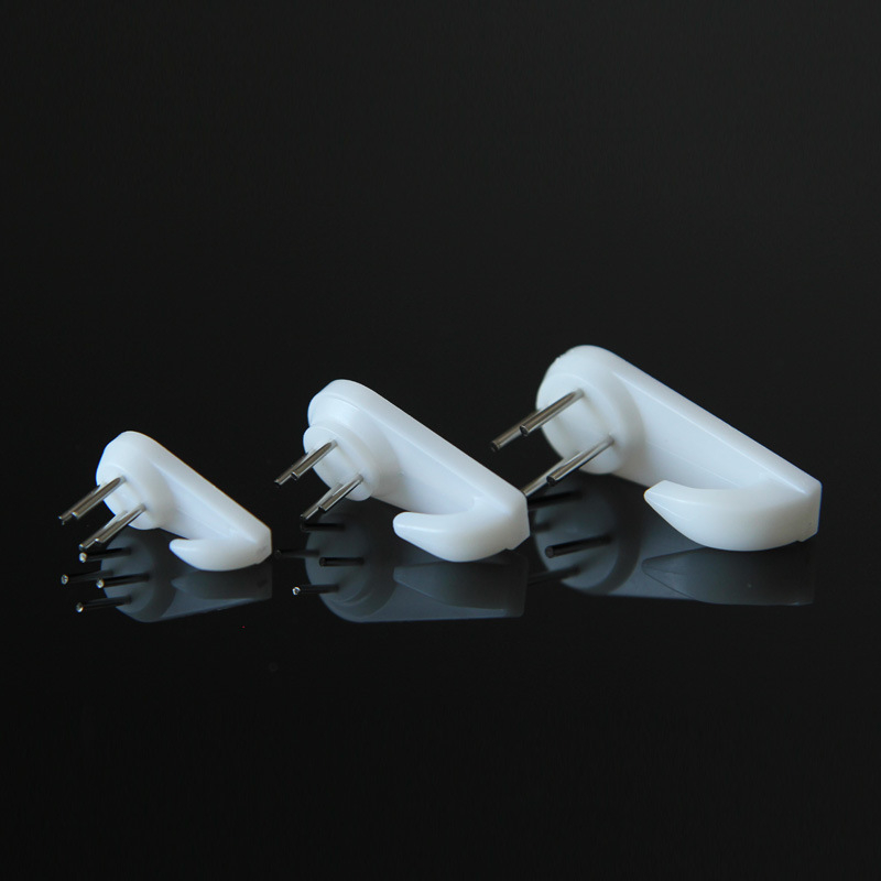 Zidni sat s modernim minimalističkim stilom, plastično kućište, plastični brojčanik, baterijsko napajanje, mehanički pogon