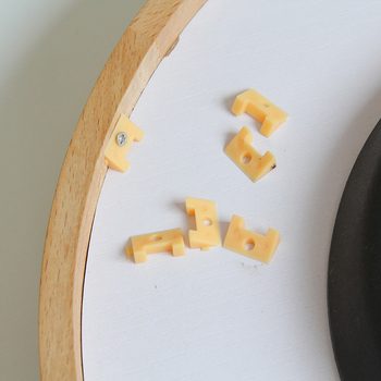 Accesoriu din lemn pentru ceas de perete, cu închizător superior din spate; include clemă din plastic și șurub de fixare