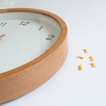 Accesoriu din lemn pentru ceas de perete, cu închizător superior din spate; include clemă din plastic și șurub de fixare