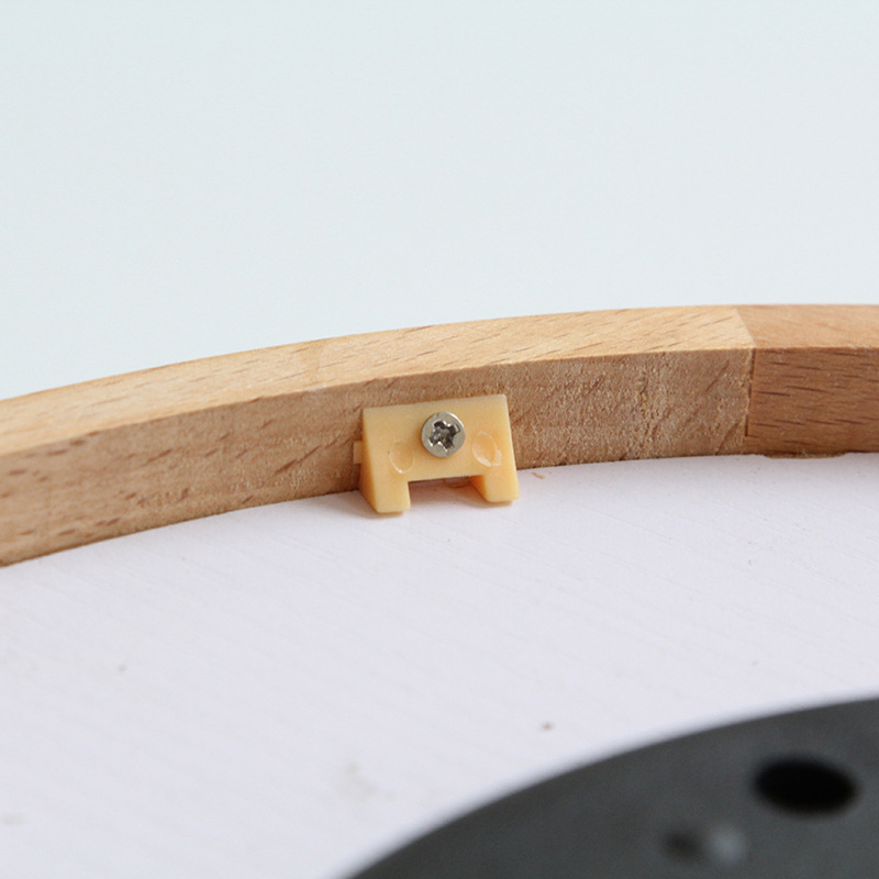 Accesoriu din lemn pentru ceas de perete, cu închizător superior din spate; include clemă din plastic și șurub de fixare