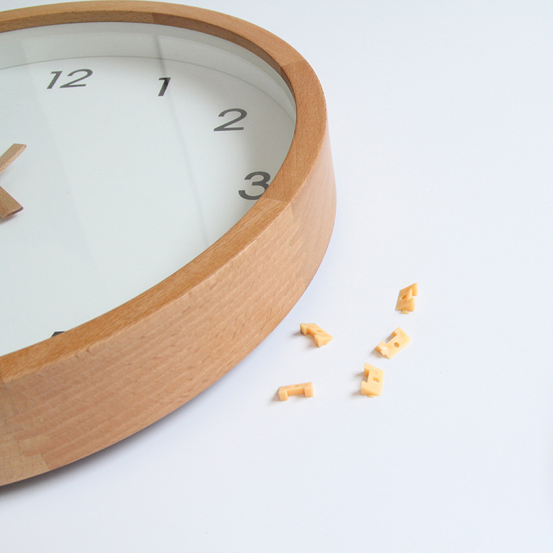 Accesoriu din lemn pentru ceas de perete, cu închizător superior din spate; include clemă din plastic și șurub de fixare