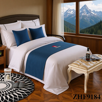 Runner de pat cu logo brodat, stil lux ușor, personalizabil, imprimare logo, model monocrom