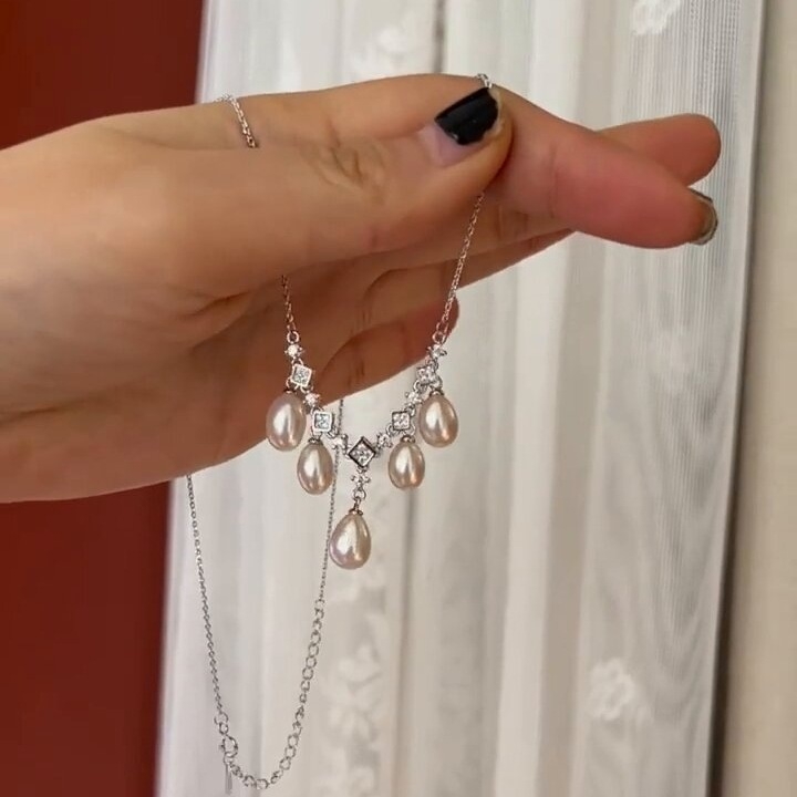 Nyaklánc 925-ös ezüstből, természetes édesvízi rizs alakú gyöngyökkel, cirkón berakás, kulcscsont-lánccal