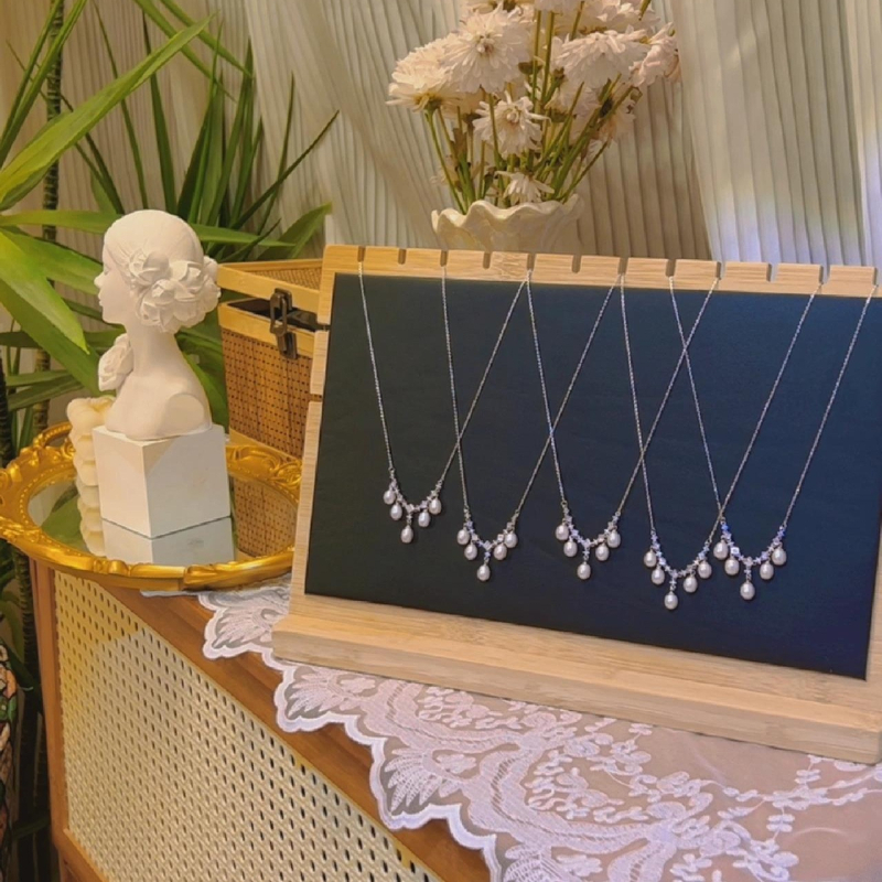 Nyaklánc 925-ös ezüstből, természetes édesvízi rizs alakú gyöngyökkel, cirkón berakás, kulcscsont-lánccal