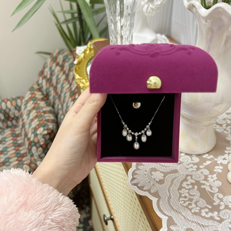 Nyaklánc 925-ös ezüstből, természetes édesvízi rizs alakú gyöngyökkel, cirkón berakás, kulcscsont-lánccal