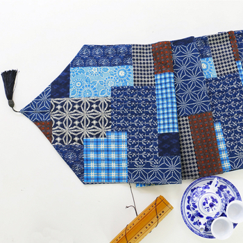 Asztali zászló len-pamut keverék, kockás mintázat, nemzeti stílus, testre szabható; alkalmas nappalira, hálószobára, dolgozószobára vagy kereskedelmi helyiségekbe