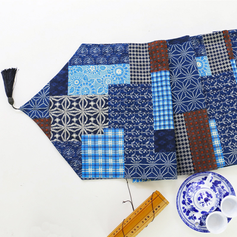 Asztali zászló len-pamut keverék, kockás mintázat, nemzeti stílus, testre szabható; alkalmas nappalira, hálószobára, dolgozószobára vagy kereskedelmi helyiségekbe