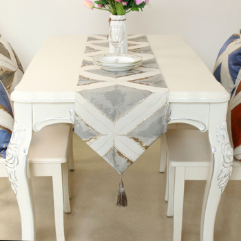 Asztal zászló – sokoldalú, amerikai-nordikus modern stílusú nagy rácsmintával; Anyag: kémiai rost; 80% poliészter, 20% polipropilén; Stílus: könnyű luxus; Testreszabható; Alkalmas nappali, hálószoba, kültér