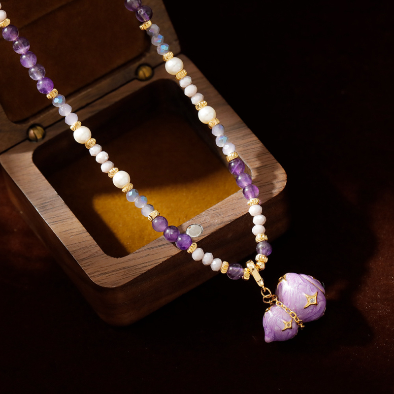 Colier cu pandantiv emailat în formă de dovleac, cupru, mărgele/kristale/pietre naturale, lanț tip pulover, lucrat manual cu placare, toamna 2025