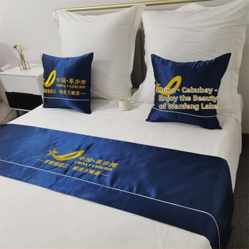 Išsiuvinėta logotipo lovos pabaigos rankšluostis – poliesterio satino blizgi paviršius, šiuolaikiškas minimalistinis stilius, galimas logotipo spausdinimas, prekės nr. 715, individualus apdorojimas