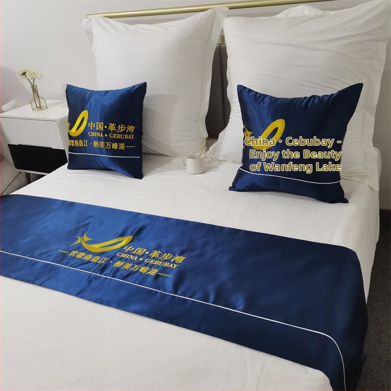 Išsiuvinėta logotipo lovos pabaigos rankšluostis – poliesterio satino blizgi paviršius, šiuolaikiškas minimalistinis stilius, galimas logotipo spausdinimas, prekės nr. 715, individualus apdorojimas