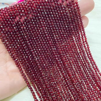 Колие със спинел, стъклени мъниста, оригинален дизайн, полирани повърхности, пролет 2025