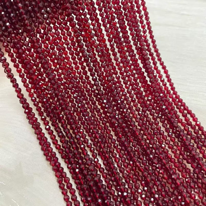 Колие със спинел, стъклени мъниста, оригинален дизайн, полирани повърхности, пролет 2025