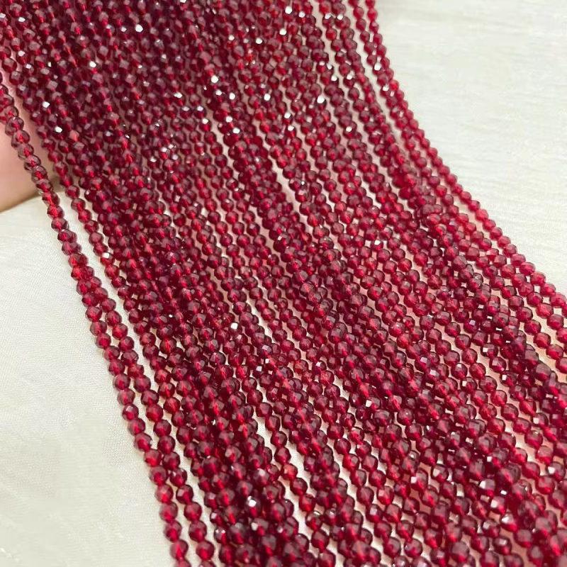 Колие със спинел, стъклени мъниста, оригинален дизайн, полирани повърхности, пролет 2025