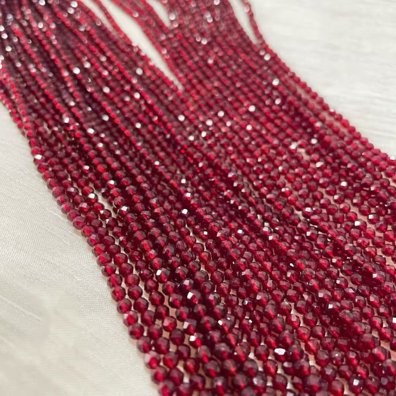 Колие със спинел, стъклени мъниста, оригинален дизайн, полирани повърхности, пролет 2025