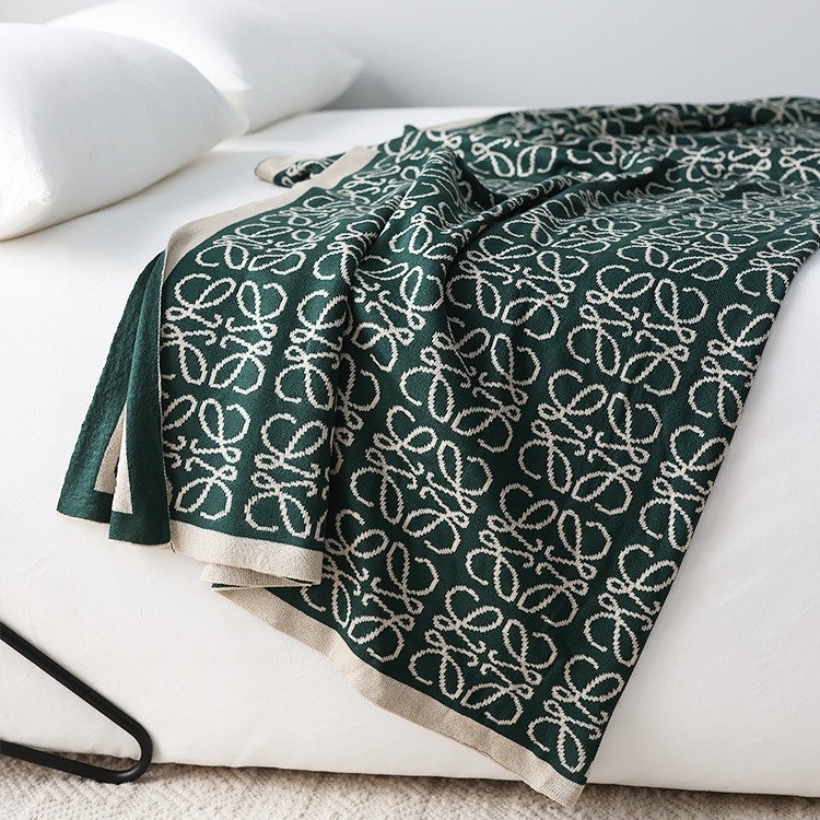 Pătură tricotată americană cu model geometric, acrilic, sub 300 g, potrivită pentru orice sezon, fără personalizare.