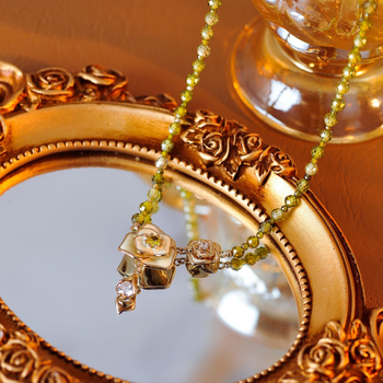 Colier cu rouă de trandafir și camelia de vară; stil floral, lux lejer; material: aliaj de cupru; electroplating; lanț din mărgele; pandantiv cu zirconiu încrustat în cupru; lansare vară 2025.