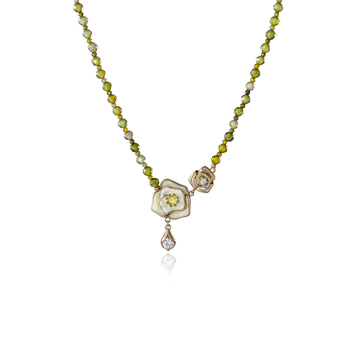 Colier cu rouă de trandafir și camelia de vară; stil floral, lux lejer; material: aliaj de cupru; electroplating; lanț din mărgele; pandantiv cu zirconiu încrustat în cupru; lansare vară 2025.