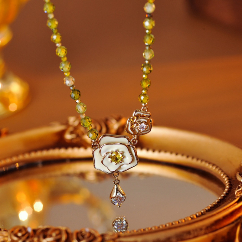 Colier cu rouă de trandafir și camelia de vară; stil floral, lux lejer; material: aliaj de cupru; electroplating; lanț din mărgele; pandantiv cu zirconiu încrustat în cupru; lansare vară 2025.