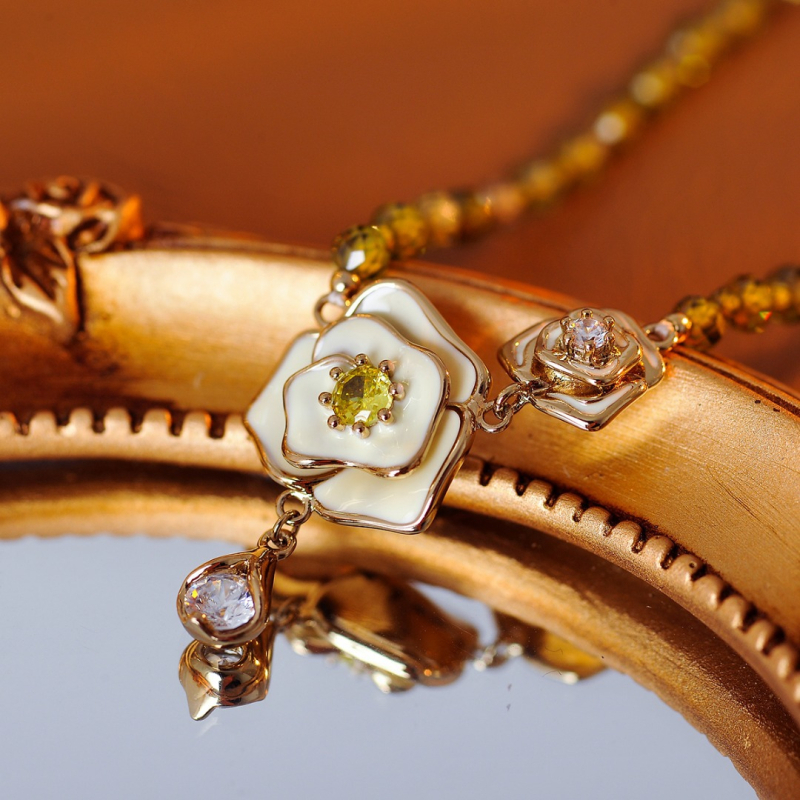 Colier cu rouă de trandafir și camelia de vară; stil floral, lux lejer; material: aliaj de cupru; electroplating; lanț din mărgele; pandantiv cu zirconiu încrustat în cupru; lansare vară 2025.