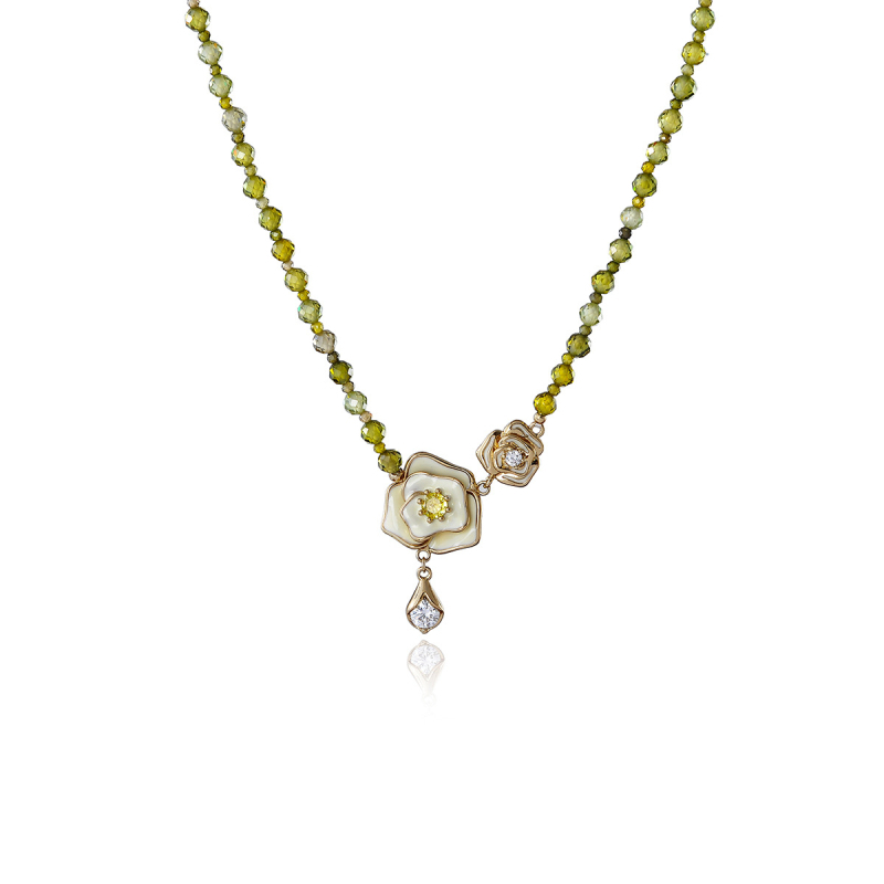 Colier cu rouă de trandafir și camelia de vară; stil floral, lux lejer; material: aliaj de cupru; electroplating; lanț din mărgele; pandantiv cu zirconiu încrustat în cupru; lansare vară 2025.