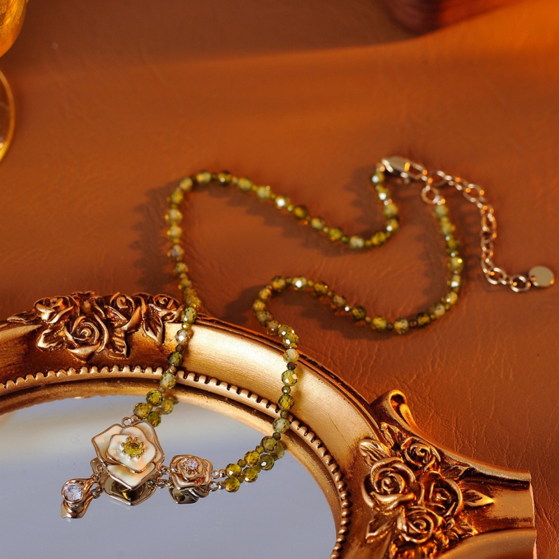 Colier cu rouă de trandafir și camelia de vară; stil floral, lux lejer; material: aliaj de cupru; electroplating; lanț din mărgele; pandantiv cu zirconiu încrustat în cupru; lansare vară 2025.