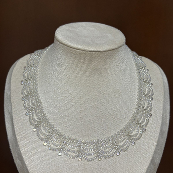 Colier cu mai multe straturi din mărgele de sticlă, pandantiv cristal în formă de lacrimă, lucrat manual, lanț răsucit