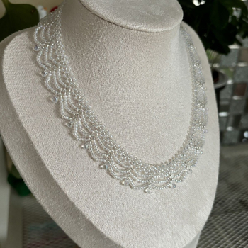 Colier cu mai multe straturi din mărgele de sticlă, pandantiv cristal în formă de lacrimă, lucrat manual, lanț răsucit