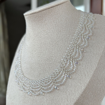 Colier cu mai multe straturi din mărgele de sticlă, pandantiv cristal în formă de lacrimă, lucrat manual, lanț răsucit