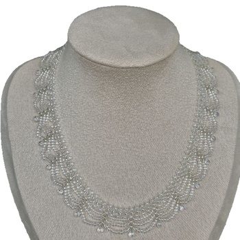 Colier cu mai multe straturi din mărgele de sticlă, pandantiv cristal în formă de lacrimă, lucrat manual, lanț răsucit