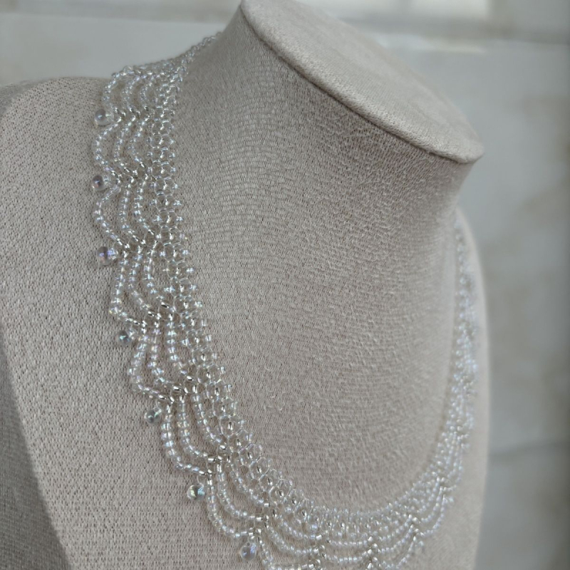 Colier cu mai multe straturi din mărgele de sticlă, pandantiv cristal în formă de lacrimă, lucrat manual, lanț răsucit