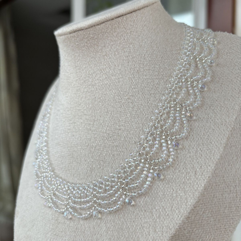 Colier cu mai multe straturi din mărgele de sticlă, pandantiv cristal în formă de lacrimă, lucrat manual, lanț răsucit