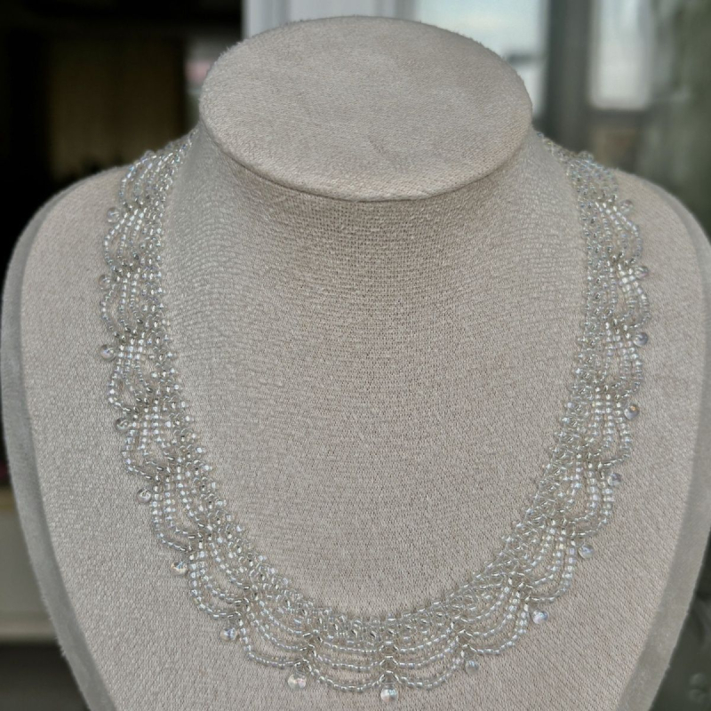 Colier cu mai multe straturi din mărgele de sticlă, pandantiv cristal în formă de lacrimă, lucrat manual, lanț răsucit