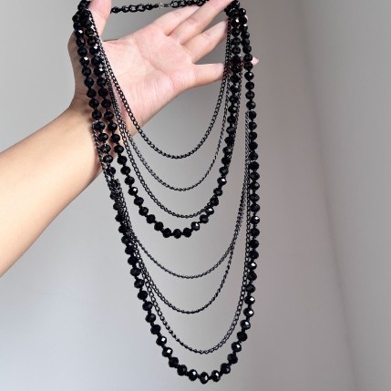 Geometriai formájú nyaklánc gyöngyökből, műgyantából, elektroplakált felülettel, szabvány lánccal