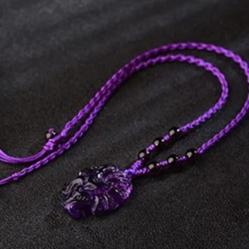 Colier cu pandantiv din ametist în formă de vulpe mică, gravură, stil simplu