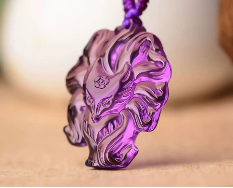 Colier cu pandantiv din ametist în formă de vulpe mică, gravură, stil simplu