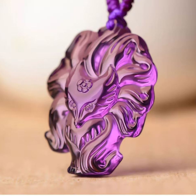 Colier cu pandantiv din ametist în formă de vulpe mică, gravură, stil simplu