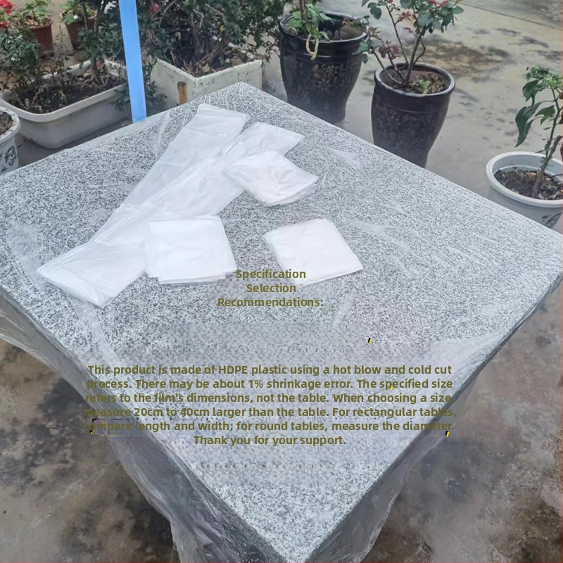 Egyszer használatos PE műanyag asztalterítő, vastagság 0.7–0.8, egylemeznyi és összecsukható, téglalap alakú, egyszerű szövés.