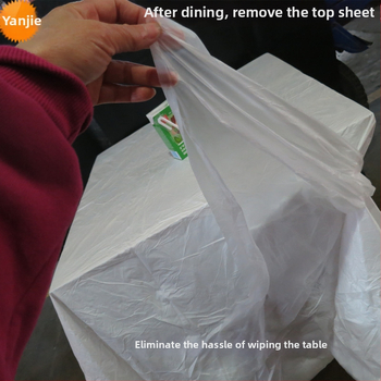 Egyszer használatos négyzet alakú műanyag asztalterítő, vastagított szaténhatás, vastagság 1, csomagolás 100 darab, catering, éttermek és szállodák számára