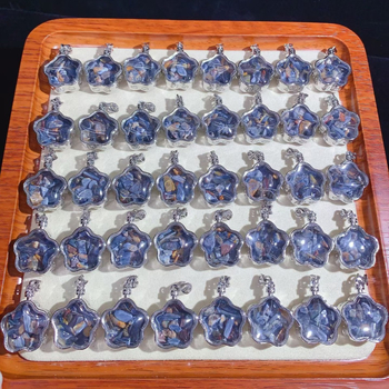 Nyaklánc Péterkővel, geometriai forma, kristálybeültetés, eredeti dizájn