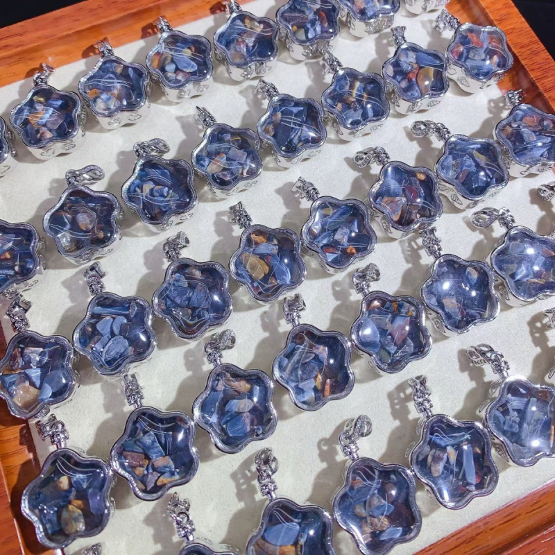 Nyaklánc Péterkővel, geometriai forma, kristálybeültetés, eredeti dizájn