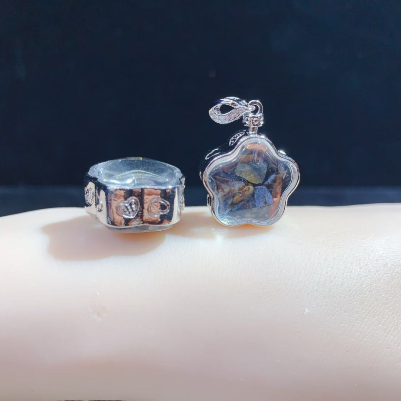 Nyaklánc Péterkővel, geometriai forma, kristálybeültetés, eredeti dizájn